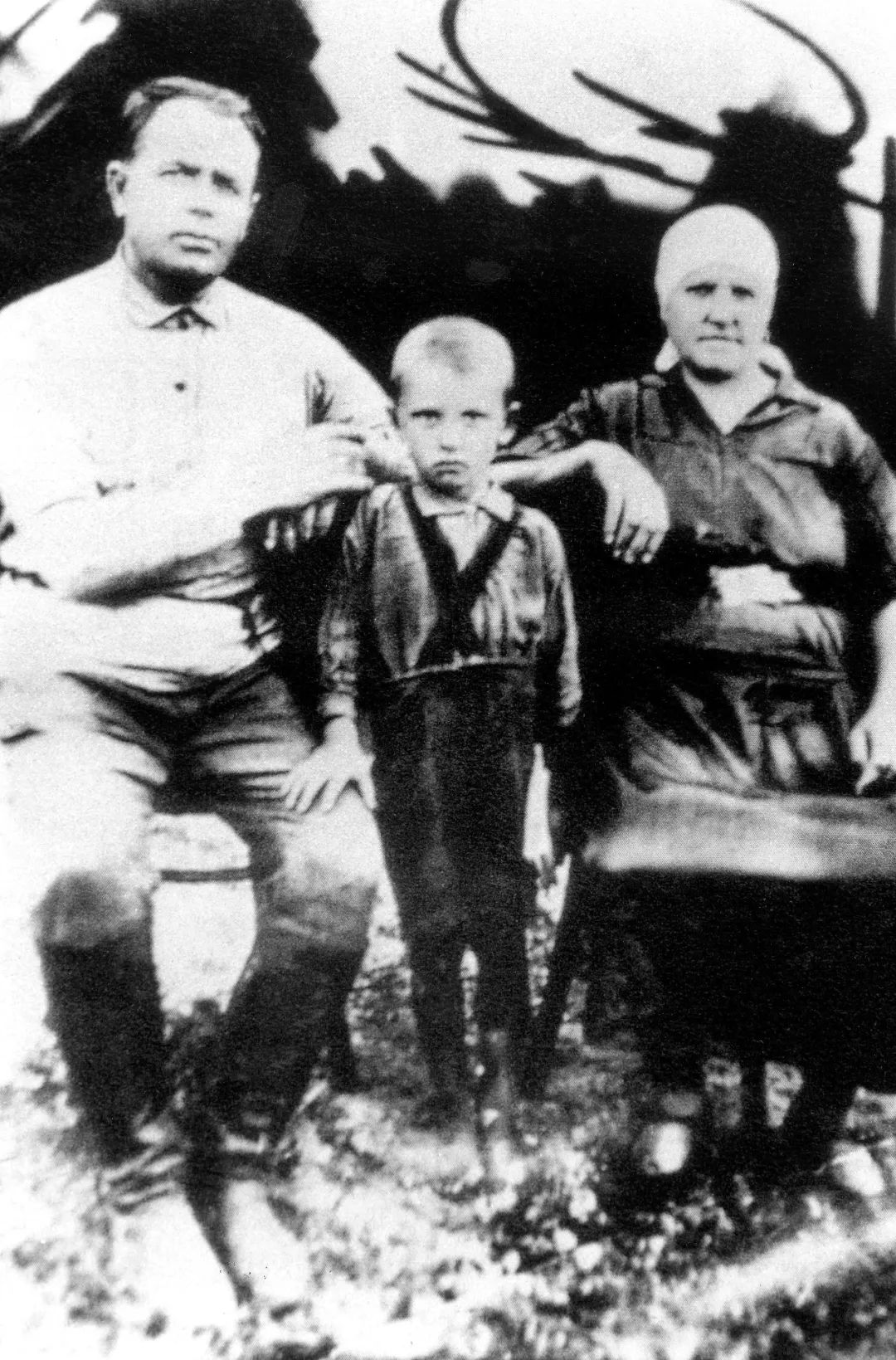 1937年，苏联，未来的苏联最高领导人戈尔巴乔夫（中）与外祖父母的合影。图/视觉中国