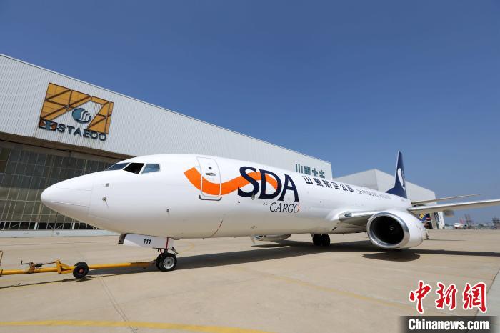 8月31日，山東航空集團有限公司首架B737-800貨機在濟南交付。　馬軼羣 攝