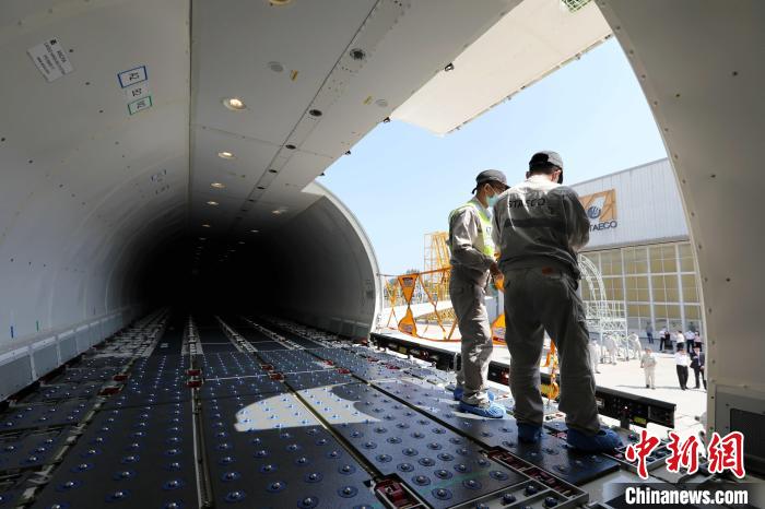 8月31日，山東航空集團有限公司首架B737-800貨機在濟南交付。圖為工作人員安裝護欄。　馬軼羣 攝