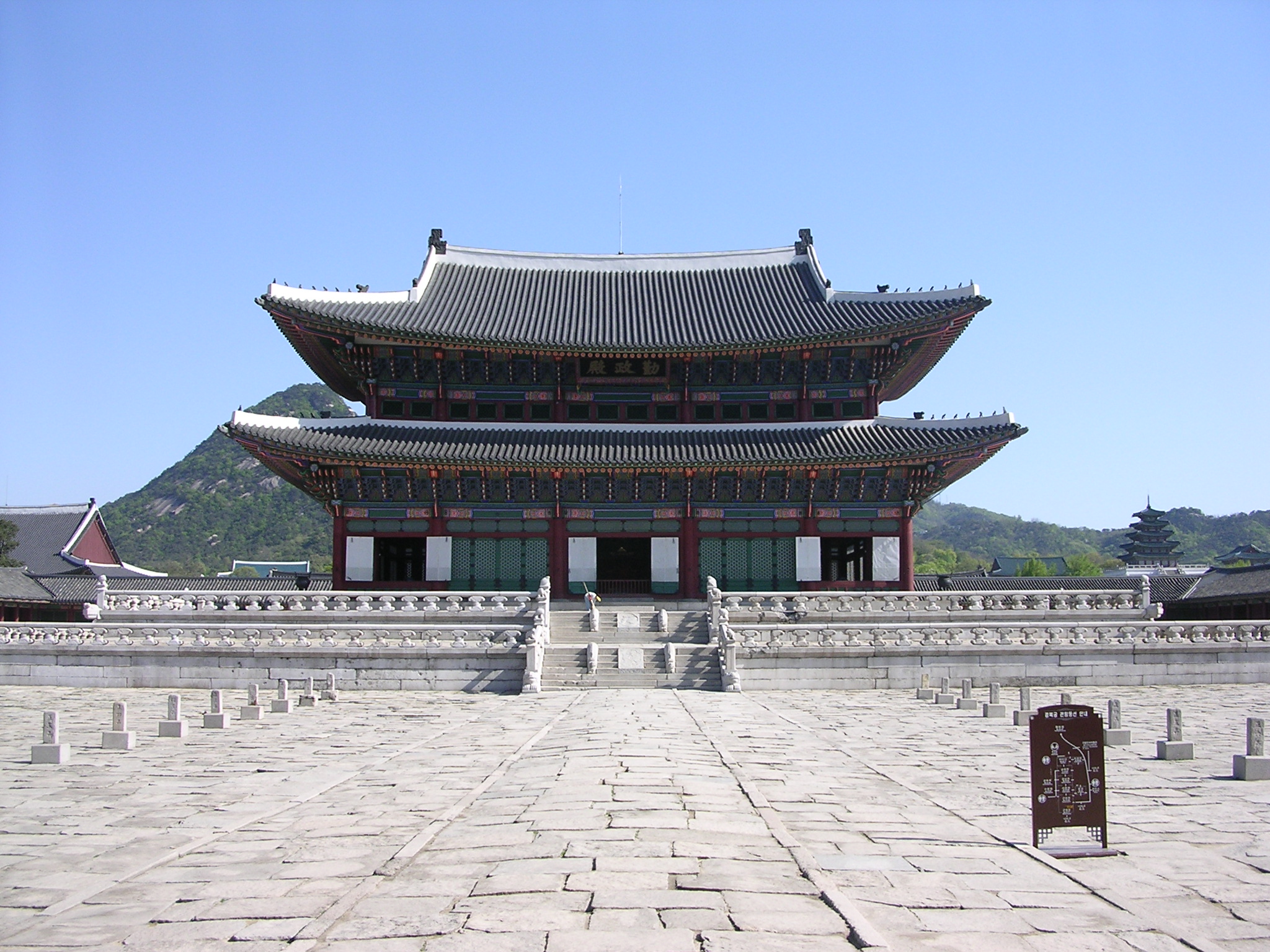 ヴォーグで撮影された大ヒット作のブルーハウスは、景福宮のファッションショーをキャンセルしたことで韓国人に叱られました.