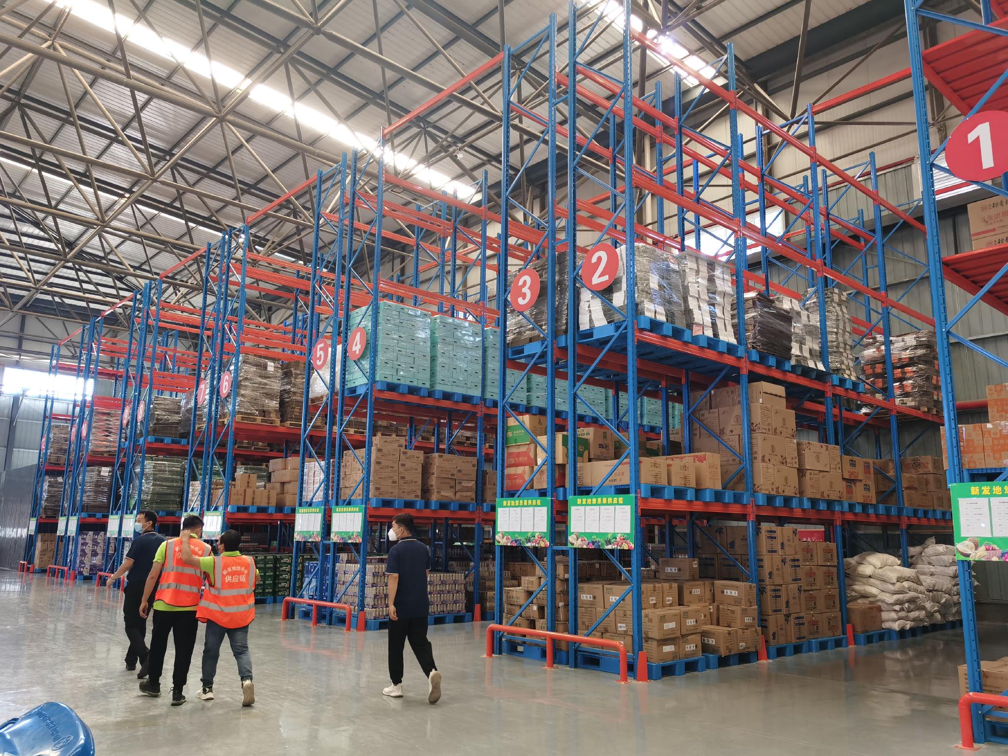 占地面积4000多平方米,分为常温仓库,冻品仓库,集中货架,加工分拣