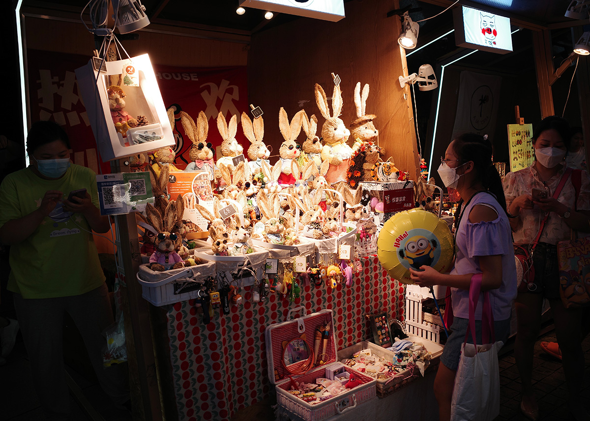 2022年8月28日,上海,外滩枫径,rabbit house 工作室的摊位.吕正 图