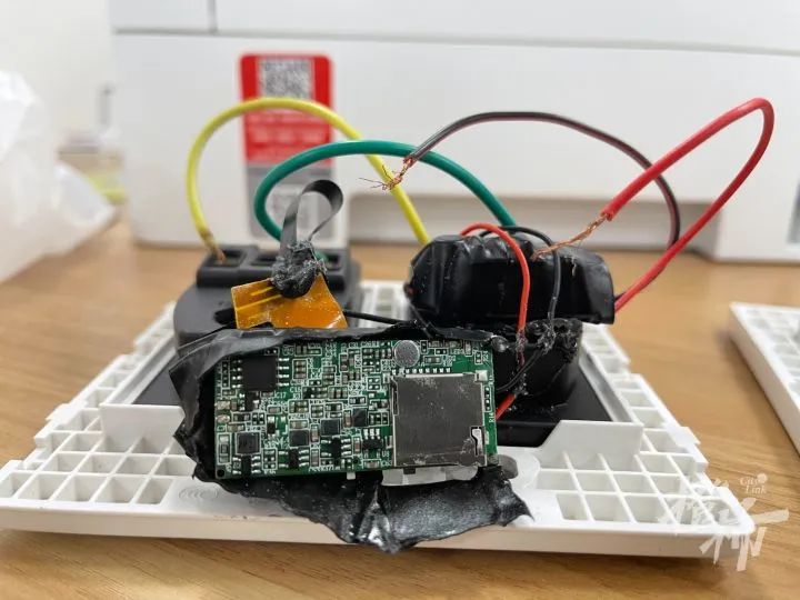 刷短视频刷到在自家卧室的妻子：同事在床头插座偷装摄像头休闲区蓝鸢梦想 - Www.slyday.coM