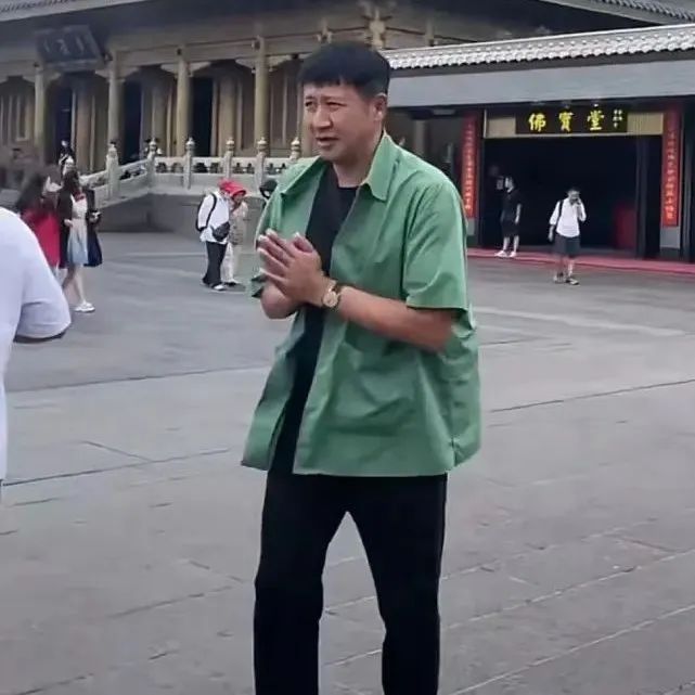 张国强与粉丝合影，拘谨又谦虚，出演《分界线》演技再获认可|张国强|分界线|合影_新浪新闻