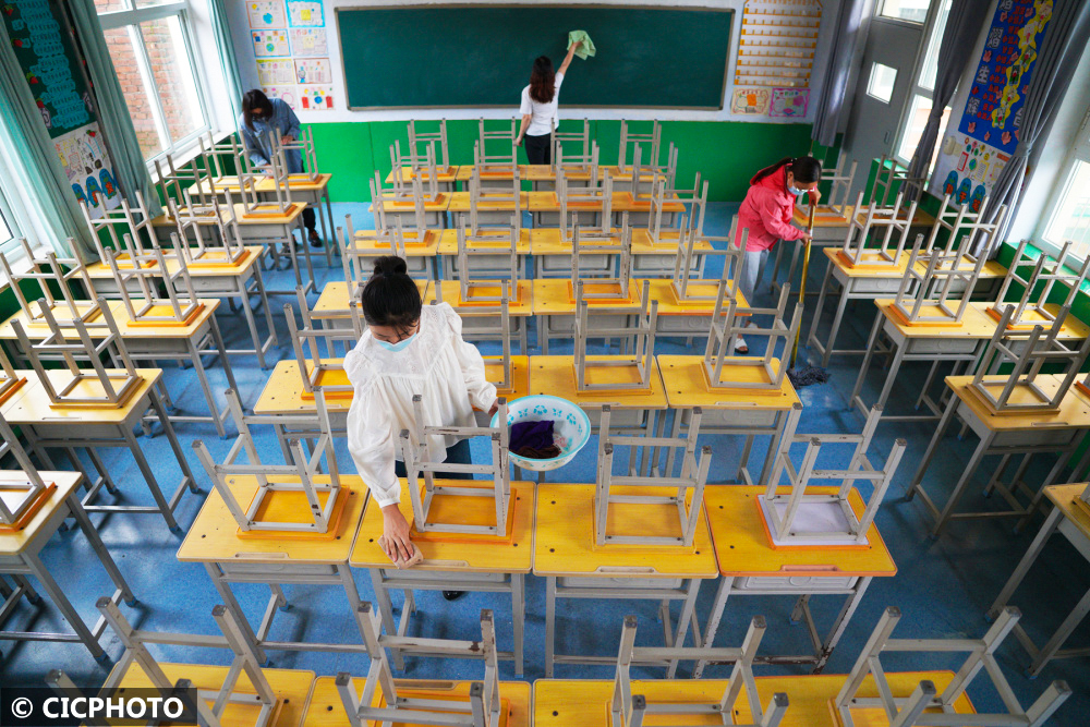 2022年8月28日,河北省邢台市内丘县实验小学的教师在教室里打扫卫 