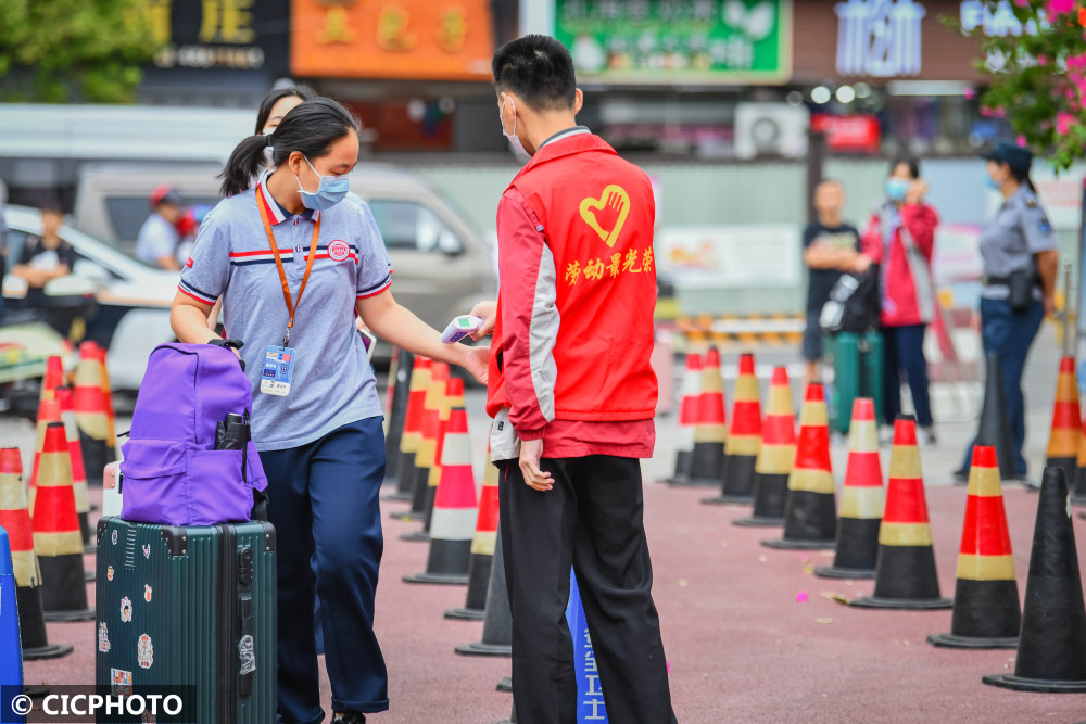 2022年8月31日,重庆市綦江区南州中学的学生有序入校进行体温检测.