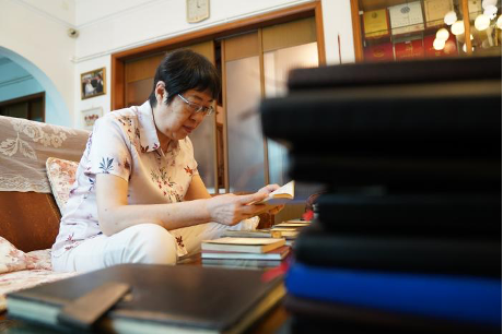 吴孟超的大女儿吴玲在家里翻看父亲的日记。新华社记者 袁全 摄