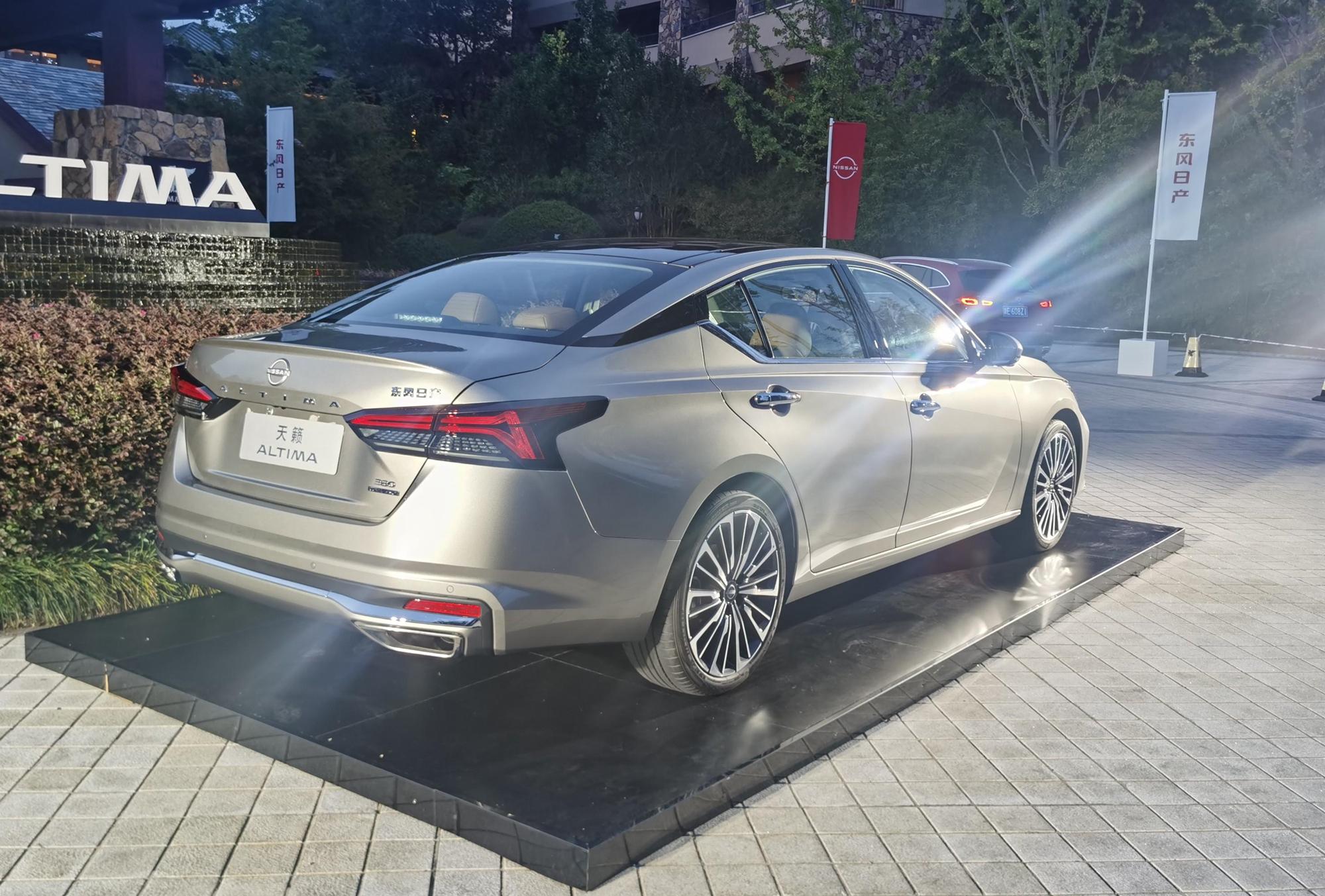 第一辆车正式下线2022款日产天籁来了内外升级搭20t动力