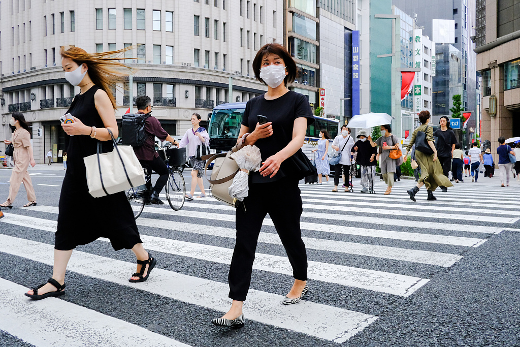 当地时间2022年8月24日,日本东京,行人戴着口罩行走在银座购物区,以