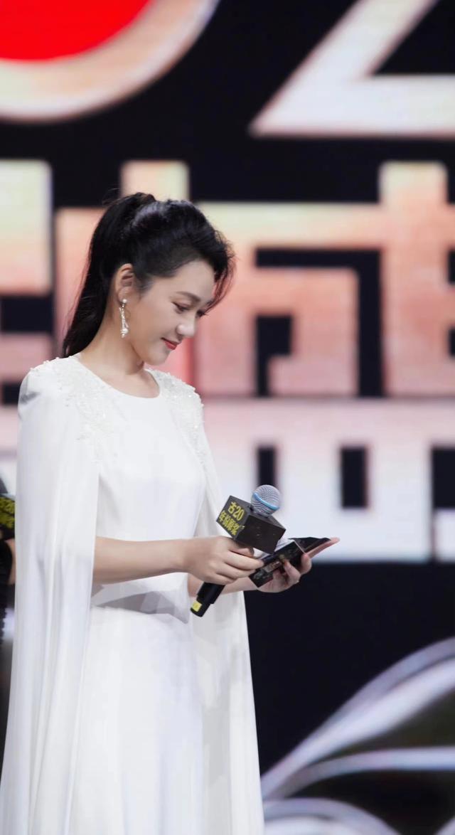 知名主持人周群惹争议,在街头跳舞不顾场合,路人经过忙躲避|周群|路人