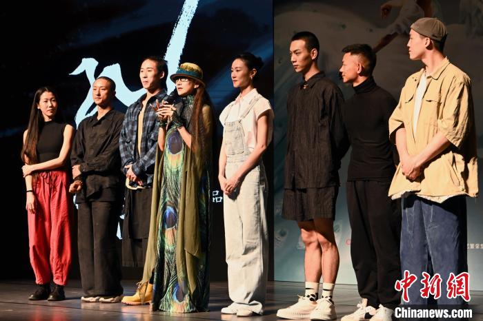 杨丽萍舞剧《孔雀》十年后“新生” 将开启全国巡演休闲区蓝鸢梦想 - Www.slyday.coM