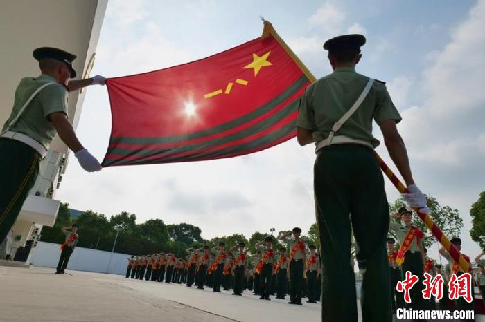 武警上海总队某军营内举行向武警部队旗告别仪式 胡佳丰 摄