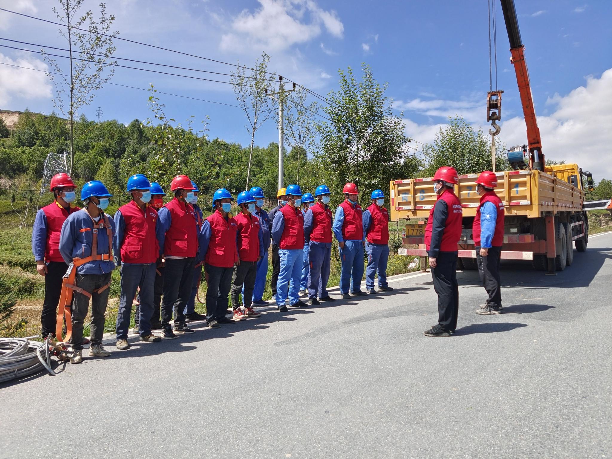 国网海东供电公司抢修人员正在抢修10千伏峰六路配网线路.