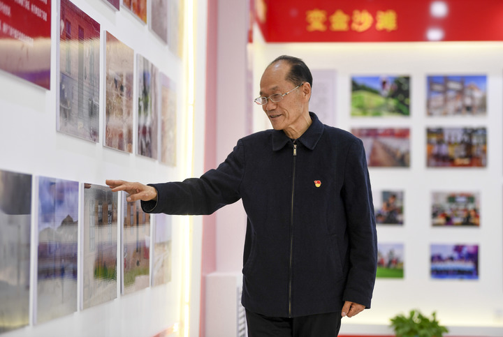 谢兴昌在"山海小院"展览馆里讲述闽宁镇近年来的发展变化(2022年5月