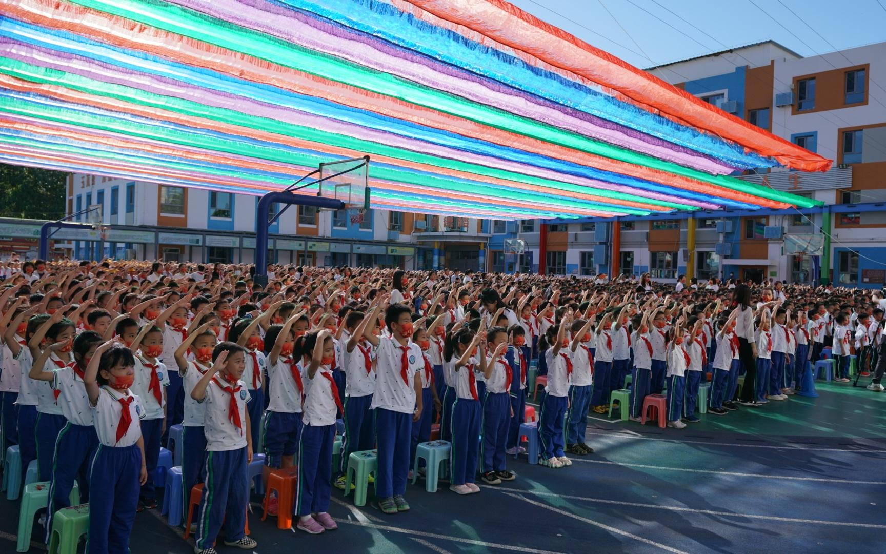彩带下,玉泉小学学生迎来了新学期.学校供图