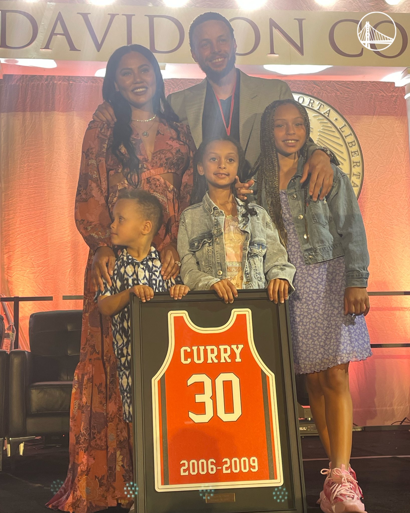 卡农你在看什么?勇士官推晒球衣退役仪式库里一家合照