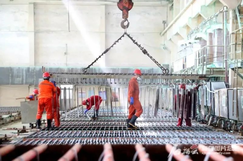 新疆有色金属工业（集团）有限责任公司阜康冶炼厂镍车间生产现场。图片由新疆有色集团提