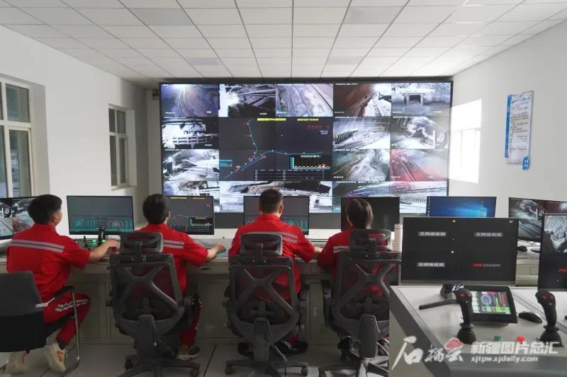 在新疆亚克斯资源开发股份有限公司总控室里，工作人员通过远程测控系统查看670米深的矿井下机车运行情况。郭子毅摄