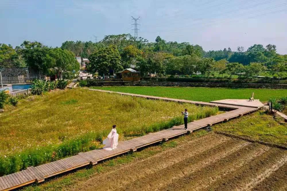 2021年4月30日,广东省惠州市博罗县横河镇,游客在禾肚里民宿游玩
