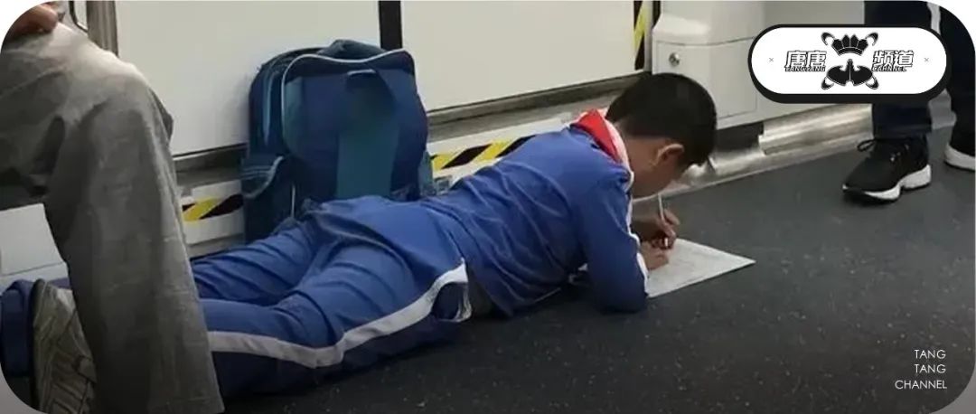 熊孩子开学狂补作业名场面，一支笔一晚上一个奇迹！|开学_新浪新闻