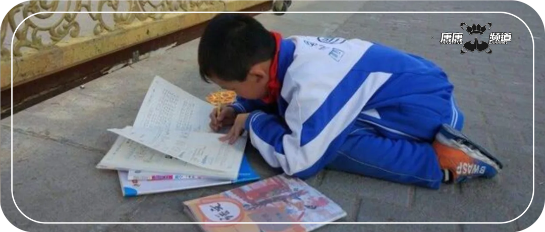 熊孩子开学狂补作业名场面，一支笔一晚上一个奇迹！|开学_新浪新闻