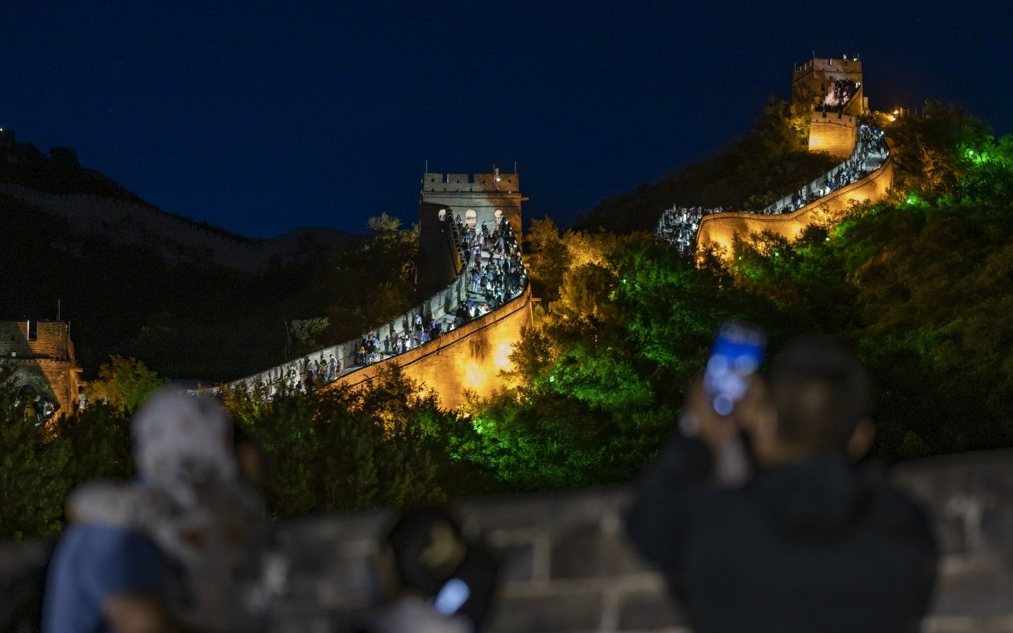 2022年8月 八达岭长城 游客夜游长城并拍照留念.新京报记者 陶冉 摄