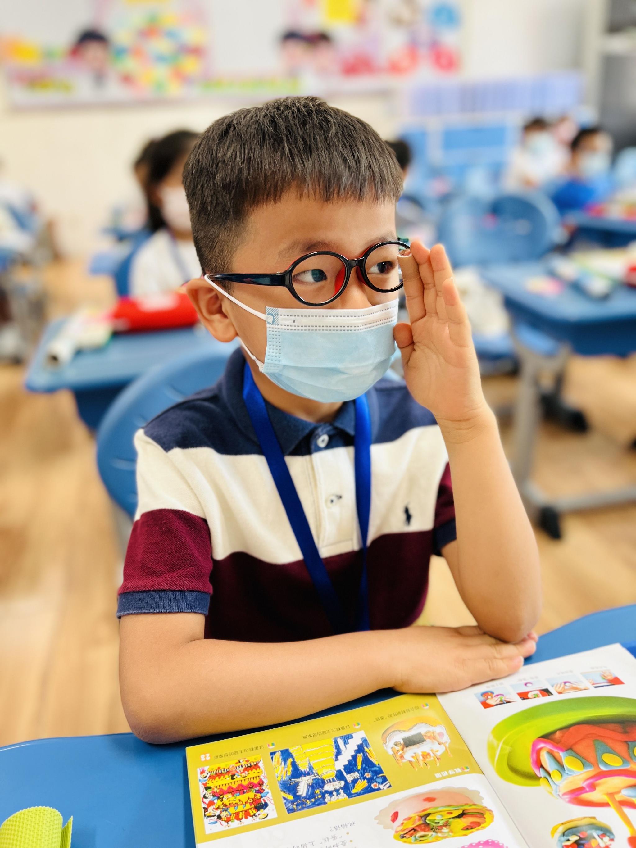 2022年9月1日,上海市黄浦区卢湾一中心小学,学生积极举手发言.