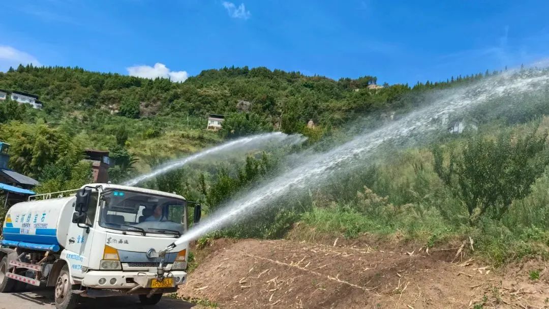 开州区正安街道"翰林居·桃李缘"果园,洒水车正在喷水救苗.受访者供图