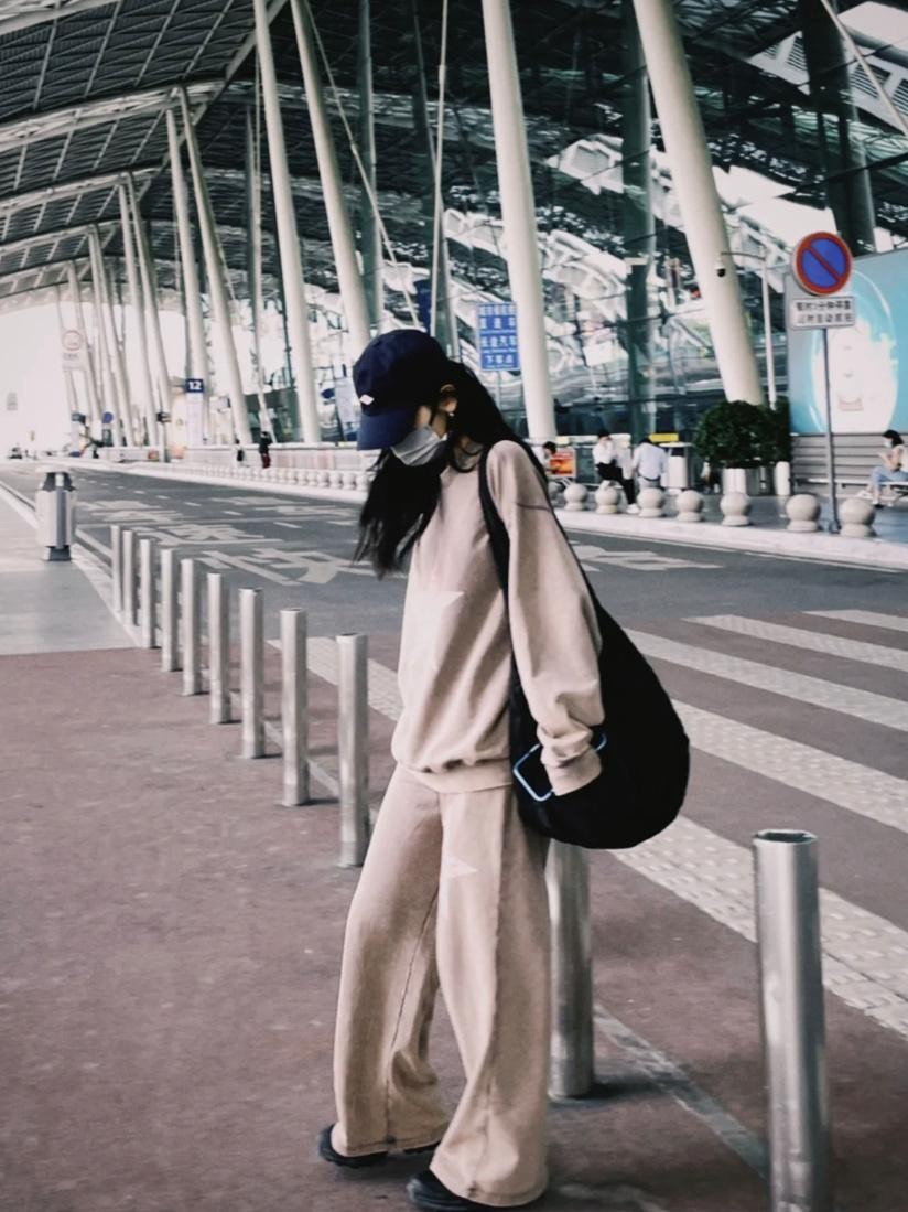 “人间甜妹”章若楠,私服造型自带松弛感,有一种随性慵懒的美休闲区蓝鸢梦想 - Www.slyday.coM “人间甜妹”章若楠,私服造型自带松弛感,有一种随性慵懒的美休闲区蓝鸢梦想 - Www.slyday.coM