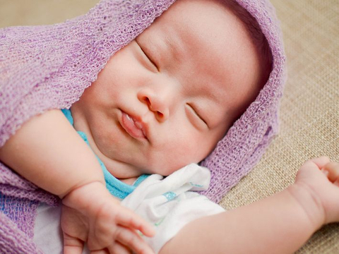 新生儿的动作发育水平怎样？新生儿的情感发育水平怎样？