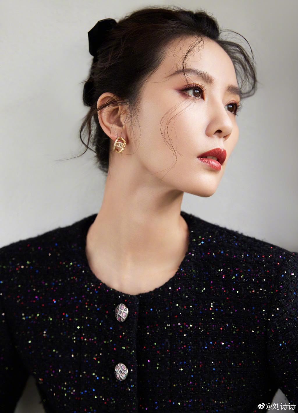 刘诗诗分享秋日美照,五官精致不惧怼脸拍|刘诗诗|五官|彩妆_新浪新闻