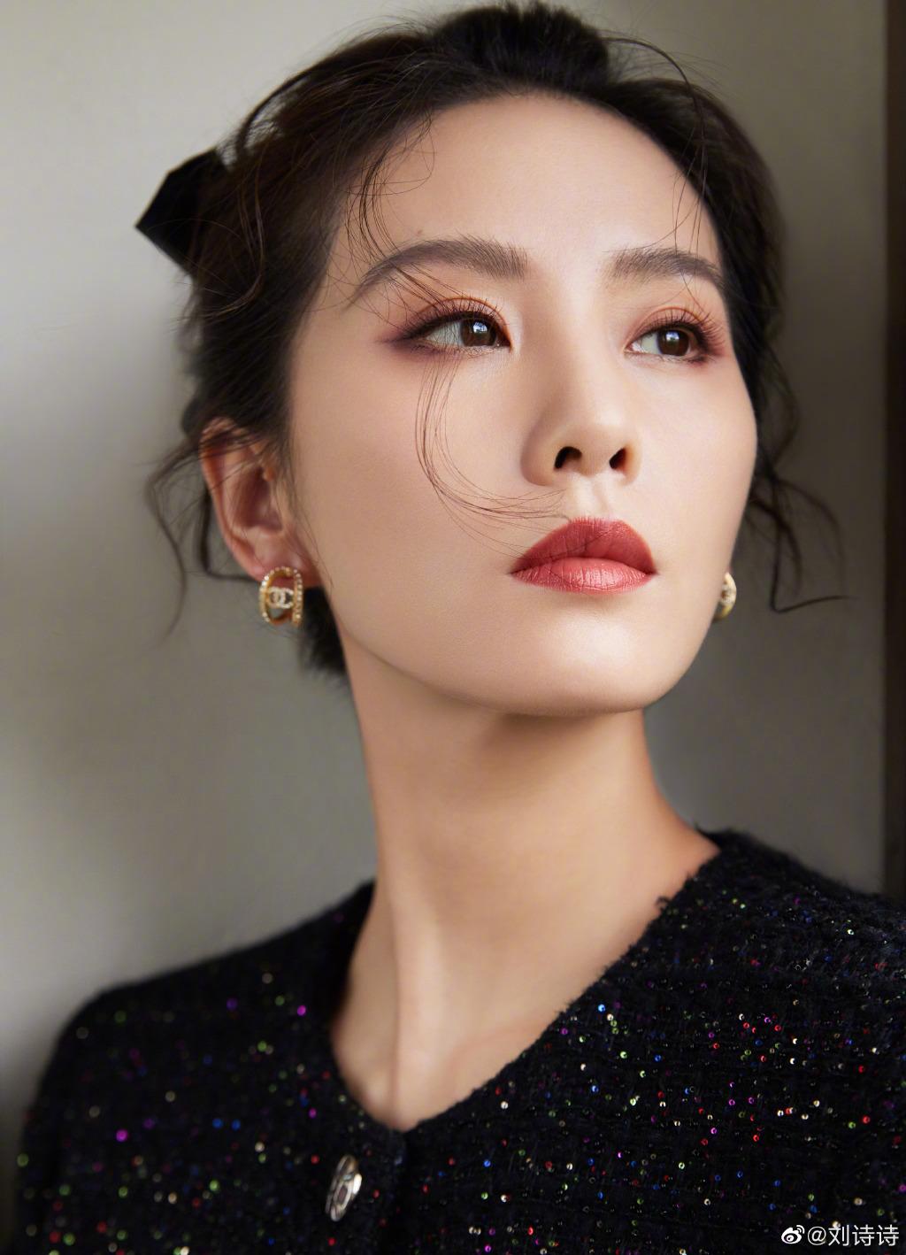 刘诗诗分享秋日美照,五官精致不惧怼脸拍|刘诗诗|五官|彩妆_新浪新闻