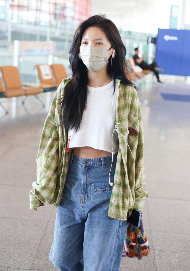 “人间甜妹”章若楠,私服造型自带松弛感,有一种随性慵懒的美休闲区蓝鸢梦想 - Www.slyday.coM “人间甜妹”章若楠,私服造型自带松弛感,有一种随性慵懒的美休闲区蓝鸢梦想 - Www.slyday.coM