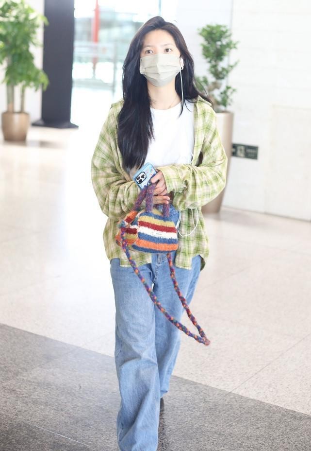 “人间甜妹”章若楠,私服造型自带松弛感,有一种随性慵懒的美休闲区蓝鸢梦想 - Www.slyday.coM “人间甜妹”章若楠,私服造型自带松弛感,有一种随性慵懒的美休闲区蓝鸢梦想 - Www.slyday.coM