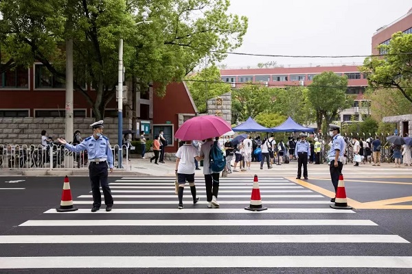 抢在开学前，闵行中学门前马路修好了，多亏有他们……休闲区蓝鸢梦想 - Www.slyday.coM