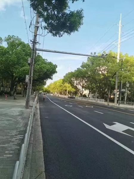 抢在开学前，闵行中学门前马路修好了，多亏有他们……休闲区蓝鸢梦想 - Www.slyday.coM