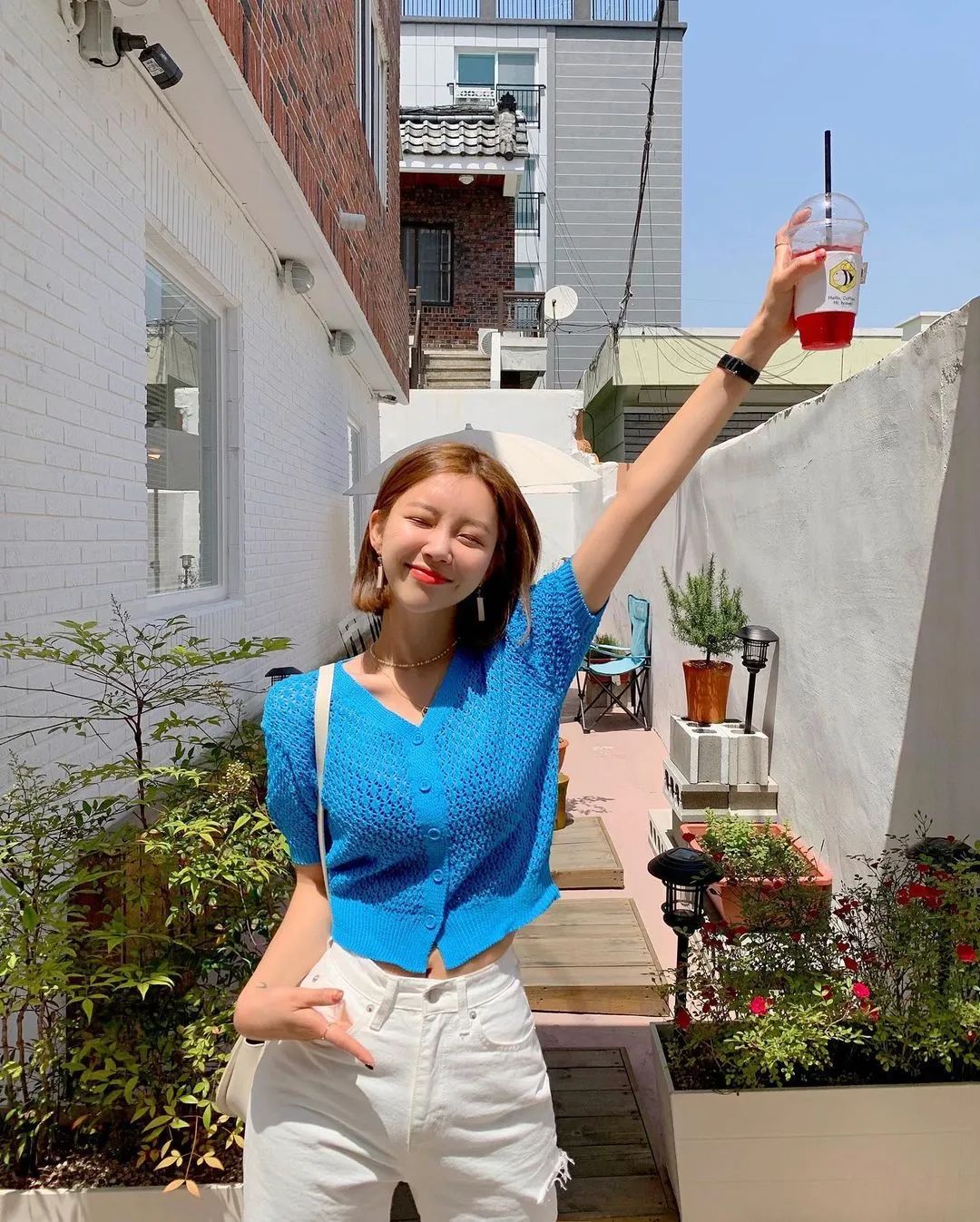 出游必备！超实用的双手拍照姿势合集！休闲区蓝鸢梦想 - Www.slyday.coM