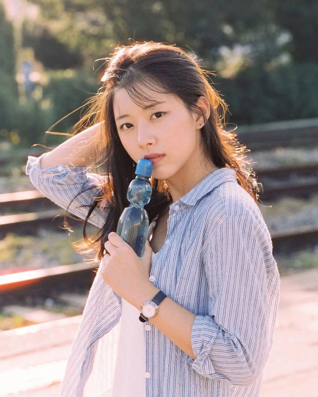 出游必备！超实用的双手拍照姿势合集！休闲区蓝鸢梦想 - Www.slyday.coM