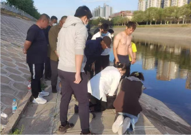 钟文杰:核酸路上下水救人不留名,好小伙被赞美刷屏|钟文杰|落水|救人_新浪新闻