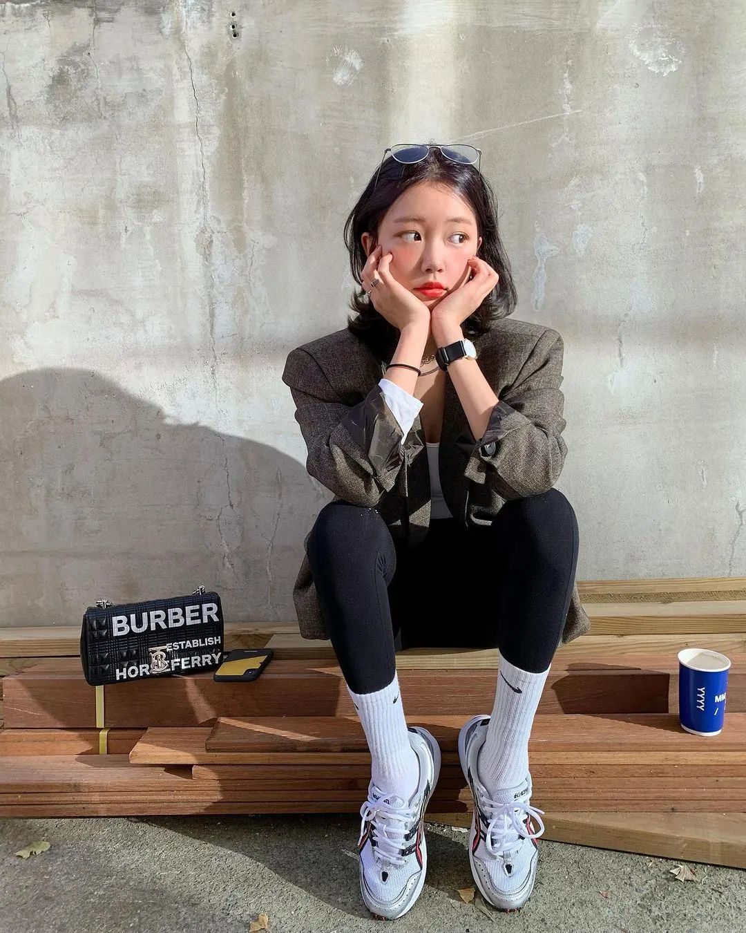 出游必备！超实用的双手拍照姿势合集！休闲区蓝鸢梦想 - Www.slyday.coM