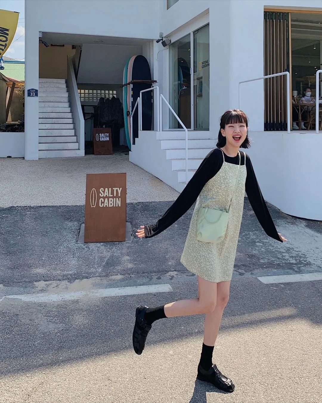 出游必备！超实用的双手拍照姿势合集！休闲区蓝鸢梦想 - Www.slyday.coM