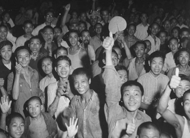 珍贵老照片：1945年抗战胜利，日本在南京投降，民众欢呼雀跃休闲区蓝鸢梦想 - Www.slyday.coM