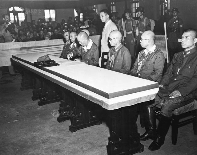 珍贵老照片：1945年抗战胜利，日本在南京投降，民众欢呼雀跃休闲区蓝鸢梦想 - Www.slyday.coM