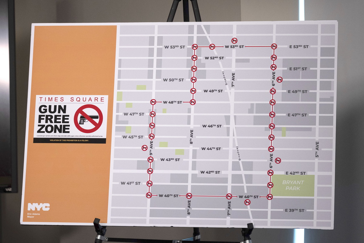 在8月31日的新闻发布会上，纽约市长亚当斯展示了一幅勾画出时报广场“禁枪区”范畴的舆图，该区域内将盛大张贴联系标记。