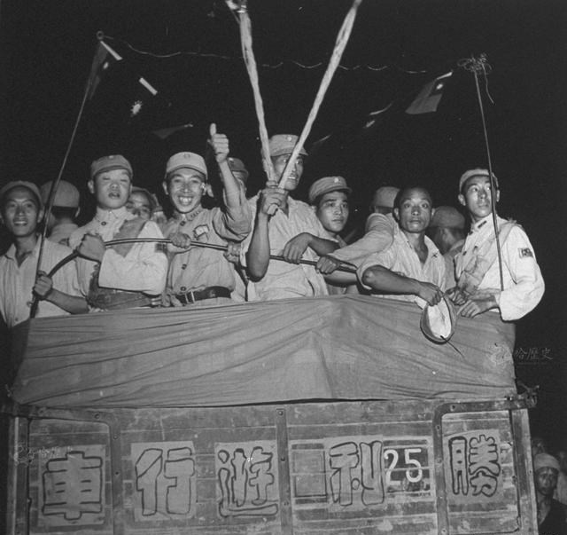 珍贵老照片：1945年抗战胜利，日本在南京投降，民众欢呼雀跃休闲区蓝鸢梦想 - Www.slyday.coM