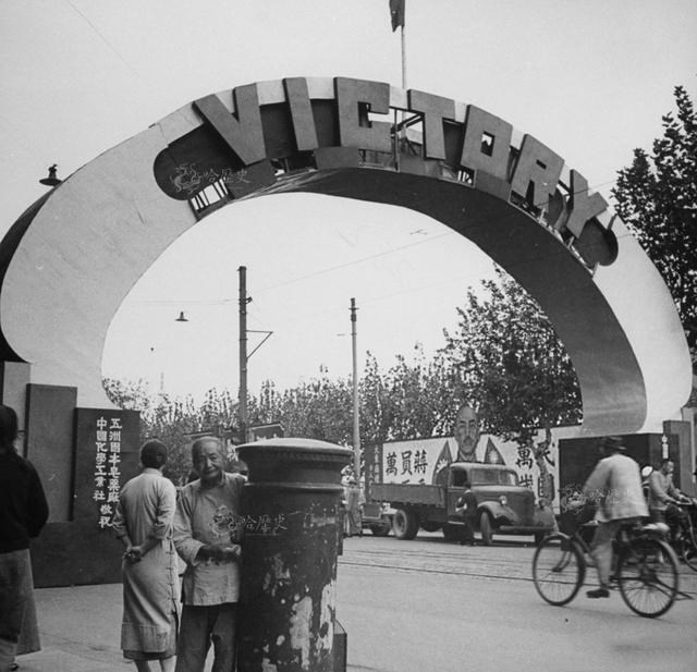 珍贵老照片：1945年抗战胜利，日本在南京投降，民众欢呼雀跃休闲区蓝鸢梦想 - Www.slyday.coM