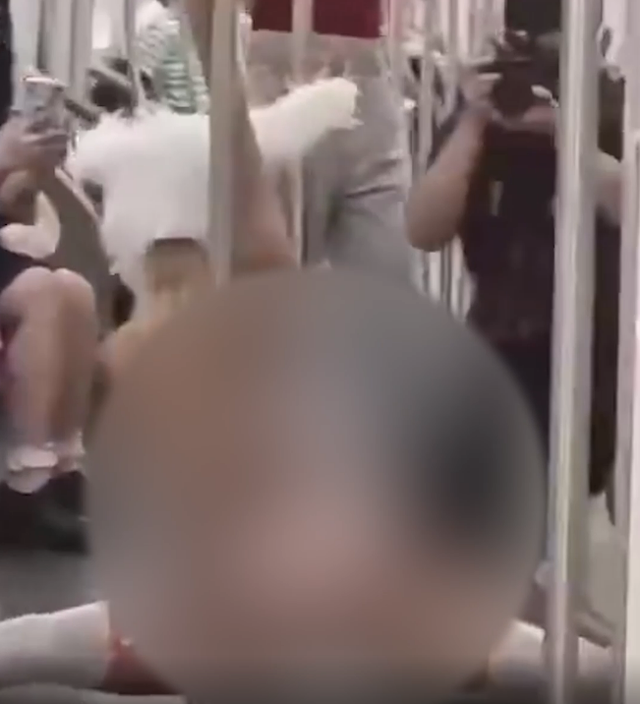 上海地铁一乘客衣着暴露摆拍，还不戴口罩！网友：辣眼睛休闲区蓝鸢梦想 - Www.slyday.coM