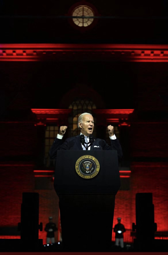 美国总统拜登于当地时间9月1日20时在费城独立厅发表演讲，图自美媒