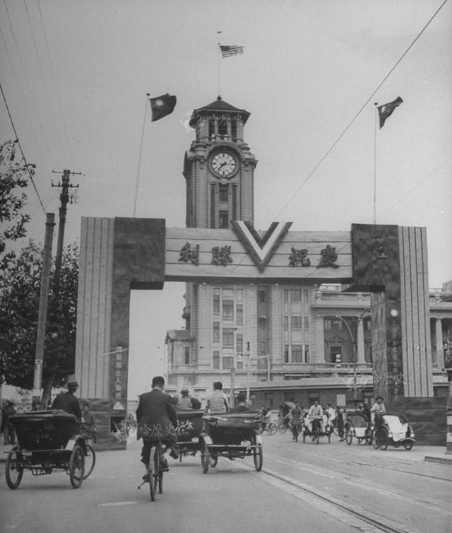 珍贵老照片：1945年抗战胜利，日本在南京投降，民众欢呼雀跃休闲区蓝鸢梦想 - Www.slyday.coM