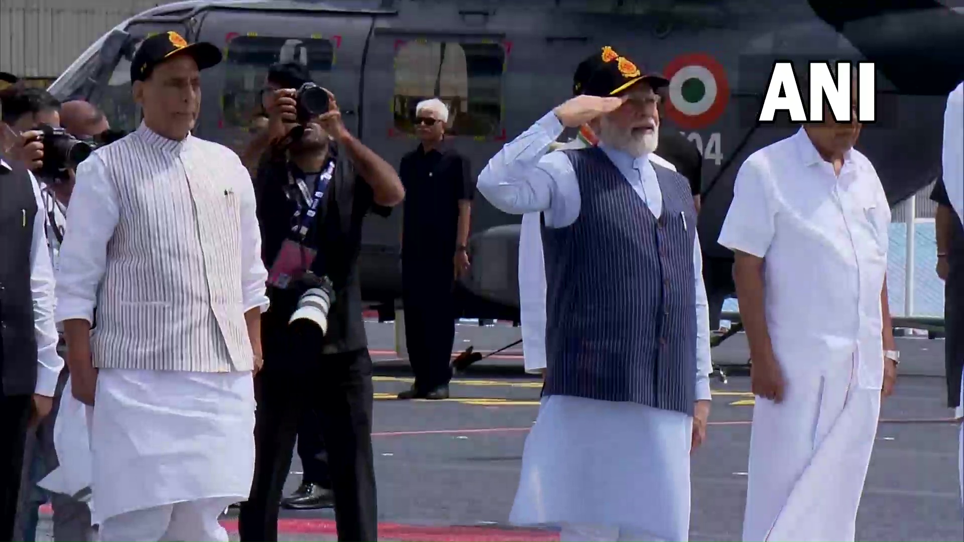 印度总理莫迪参加航母服役仪式，图自印媒